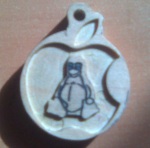manzana conocida+ pingüino linux en altorelieve y grabados
